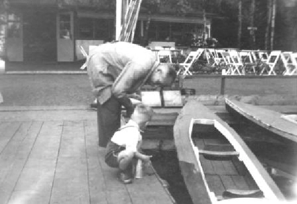 Mit Opa Aschen bei den Booten 1948 - kopie