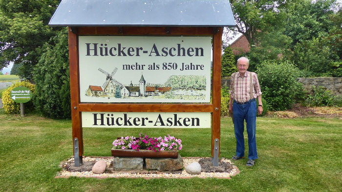 Ortseingangsschild mit dem Hückeraner Urgestein "Herbert".